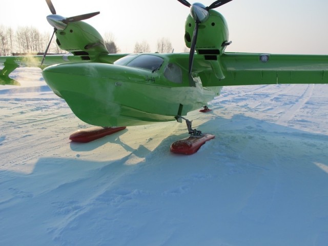 Шрек в красных тапочках.