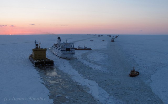 Пробка из кораблей на входе в Морской канал СПБ