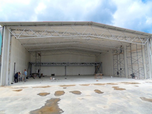 Внутренность ангара на 9 июля 2011 года.