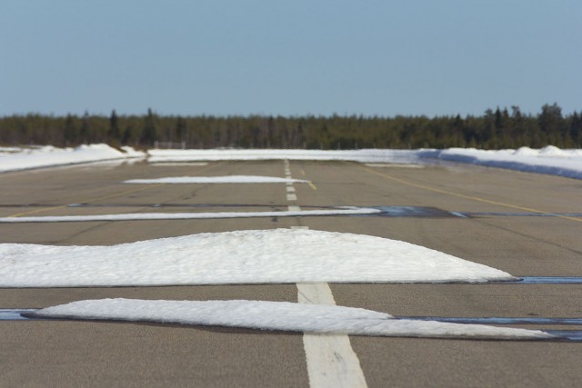На полосе в EFPU местами еще лежит снег большими сугробами. Но взлетам-посадкам это не мешает.