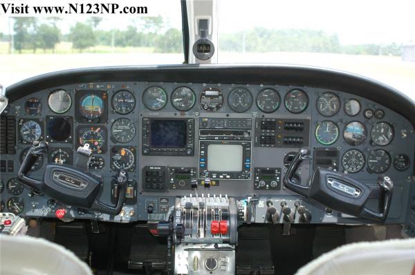 Cessna-cocpit.jpg