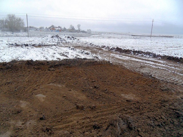 Снятие плодородного слоя почвы и выравнивание участка
