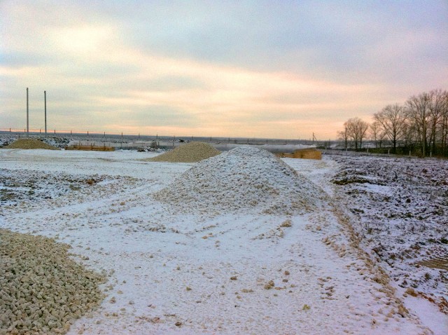 Плодородный слой почвы снят, площадка перрона и РД уже отсыпана песком и щебнем. Мелкая фракция (в кучах) будет класться в последнюю очередь непосредственно перед укладкой асфальта