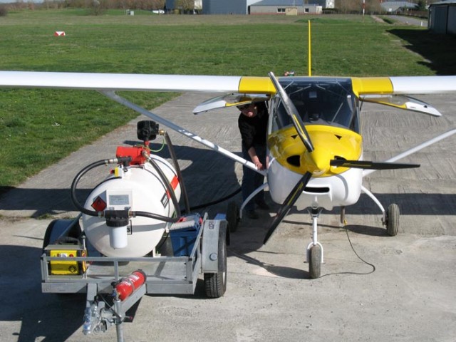 Пример мобильной заправки самолета (вертолета)