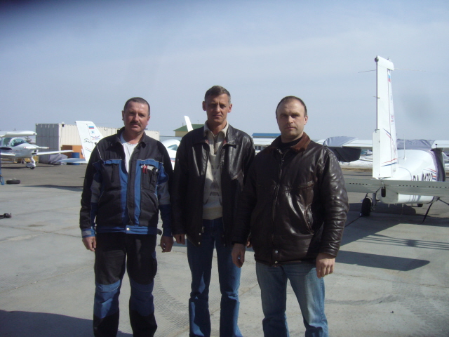 Слева направо. Юрий - авиатехник. Сергей Кашкалда, мой инструктор и Я.
