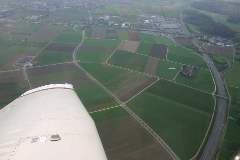 Turnin left, then right, Loosing 500 ft, arranging after the little white plane on the downwind