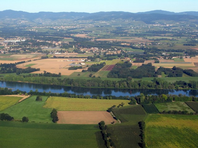 Справа появляется река Rhone