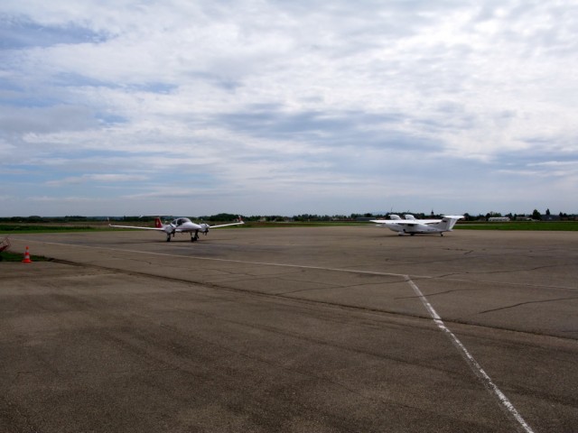 Мы на стоянке N2, а Diamond DA42 на 1й