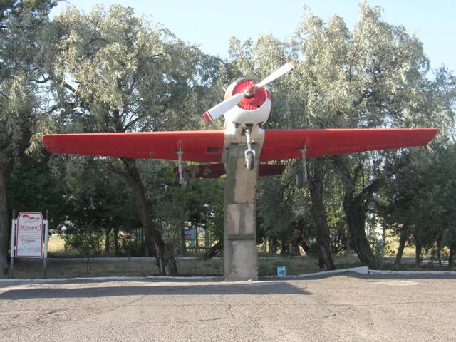Памятник Яку-52 на аэродроме Егвард