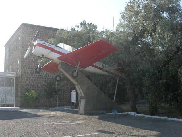 Памятник Яку-52 на аэродроме Егвард