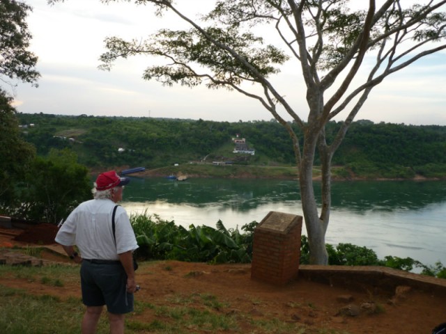 Боб смотрит на Парагвай.JPG
