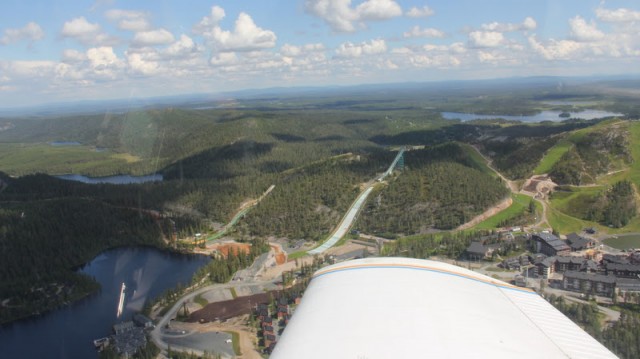 IMG_1195_rs.jpg (97 КБ) 15312 просмотров А это, собственно, Ruka: трамплины и горнолыжные склоны.