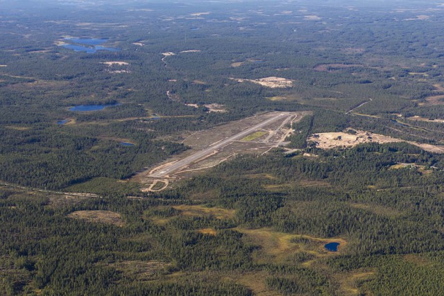 1_EFKM_sm.jpg (202.11 КБ) 10079 просмотров Аэродром Кемиярви (EFKM). Здесь некая компания занимается испытаниями беспилотников, бывает иногда закрыт. Что за беспилотники - сказать трудно, но официальная версия - для исследования полярных областей:)