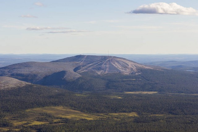 3_Levi_sm.jpg (102.89 КБ) 10079 просмотров Аэродром Киттиля оживает, в основном зимой, потому что находится с самым известным финским горнолыжным местом - Леви, где проводятся соревнования мирового уровня. Это горка Леви с одной стороны.