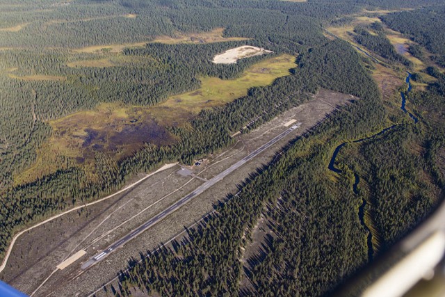 Западнее Леви, всего милях в 20 от шведской границы, расположен небольшой аэродром Аавахелукка. Был пустой, даже снижаться не стал.