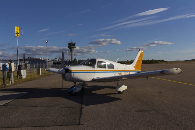 7_EFKT_sm.jpg (105.69 КБ) 10079 просмотров В Киттиля решил присесть, размять ноги, заправиться самому и заправить эроплан. Заправка Шелл, 100ЛЛ в наличии в колонке, принимающей оплату картами, даже английский язык есть. Но цена - 3.12 евро за литр. Поморщился, но залил по 30 литров в каждый бак - не то, чтобы было нужно, просто хотел проверить, что все работает.