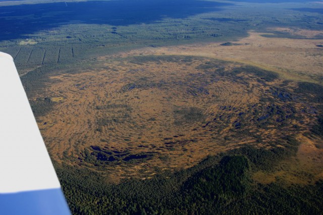 Недавно в полете на Кольский Андрей Иванов запечатлел концентрическое болото в Карелии. Я нашел аналогичное в Эстонии.