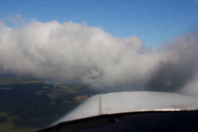 Нижняя кромка облаков как раз на высоте полета. В нее и влетаю. Хотел было запросится пониже, но стало интересно полетать среди облаков :)