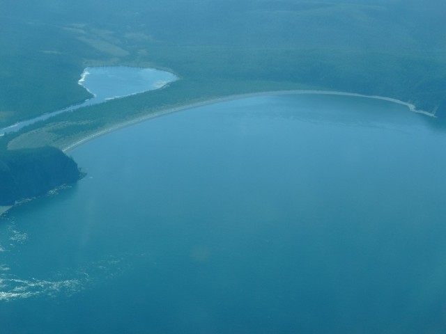 Залив Онгачан, за косой одноименное озеро. Его часто посещают киты. Нам на этот раз не повезло.