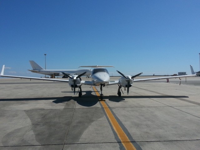 Daimond DA42 5B-CLI в аэропорту Ларнаки (еще D-GVHM) после перелета из Германии на Кипр, Август 2013