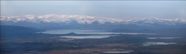 Озеро Орон. За ним Баргузинский хребет и Байкал.