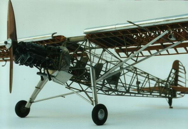 Подробная масштабная модель каркаса самолета.