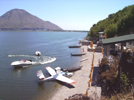 U restorana Lessendro. Syda mozhno dobratsya tol'ko na katere ili na samolete amfibii istestvenno...