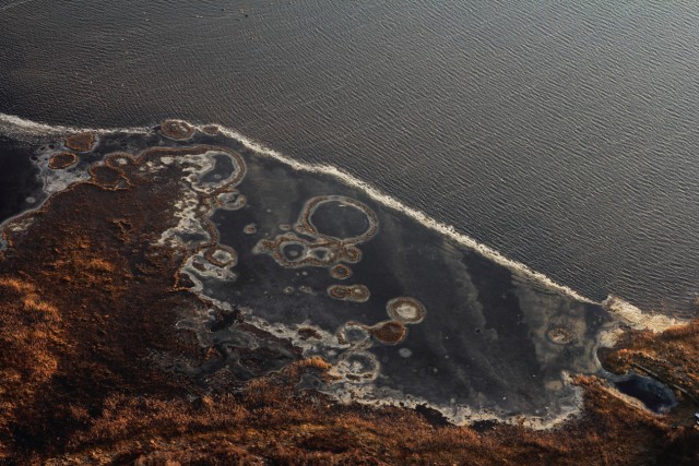 На берегу моря уже местами лед