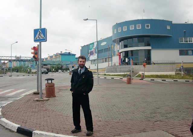 Центральный перекрёсток города. Со светодиодным (немецким!) светофором. Несмотря на скромное количество машин народ переходит только на зелёный.