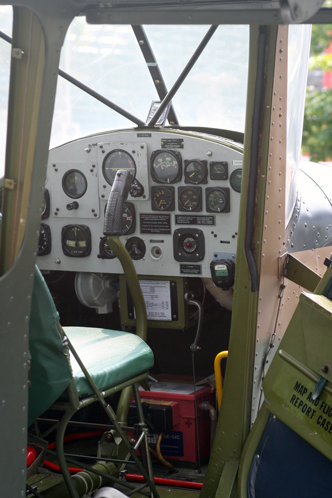 L19_cockpit.jpg