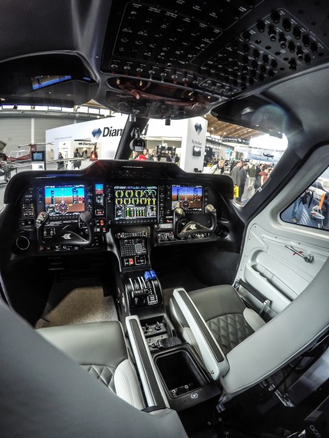 4. P2012_cockpit0.jpg