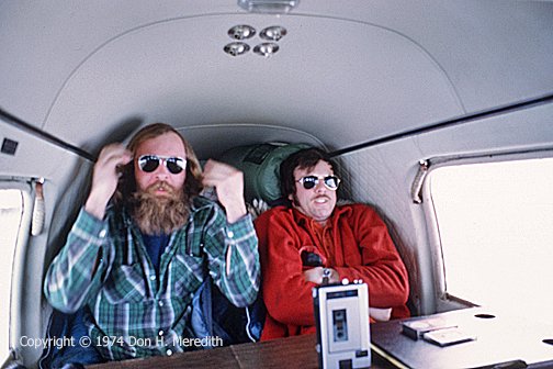 Боб Вули и Лайл Дори (слева) в позициях заднего наблюдателя в Дорнье. Да, Лайлу было холодно на этой фотографии. Из соображений безопасности нагреватель самолета включали только после взлёта. В воздухе кабина быстро нагревалась.