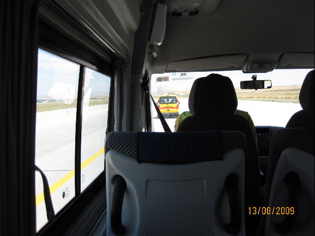 Под сопровождение "Follow me" переезжать полосу....