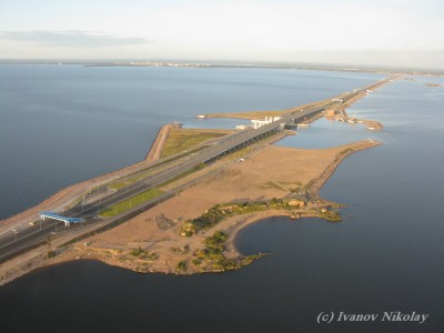 С-2 в сентябре 2009. На заднем плане - Сестрорецк<br />Центральная часть этого моста может подняться на 9 метров<br />На дне лежит затвор, который перекроет судоходный пролет в случае наводнения