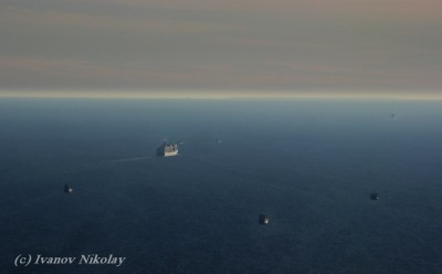 справа на горизонте - остров Сескар<br />во время войны на нем находился аэродром, сейчас только вышка управления кораблями с локатором и прочими навигационными девайсами