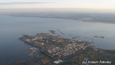 Историческая часть города Кронштадт окружена по периметру крепостными казармами<br /><br />Пристань на противоположном берегу - Ломоносов